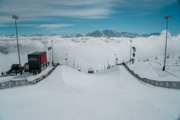 开云官网-The Snow League雪盟滑雪职业联赛首个赛季在瑞士莱克斯圆满落幕